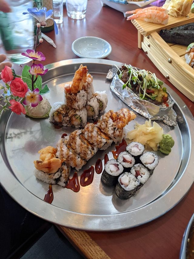 Starting at 11 o'clock, Shrimp tempura roll (SHRIMP TEMPURA, CRAB STICK