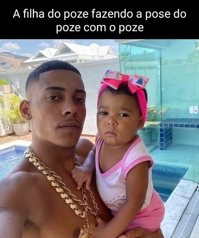 Filha do poze fazendo a pose do poze com o poze - )