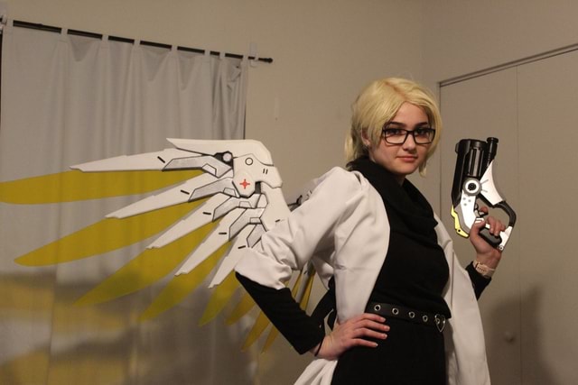 Casual Mercy Cosplay by u/MissStrawberryPunk - )