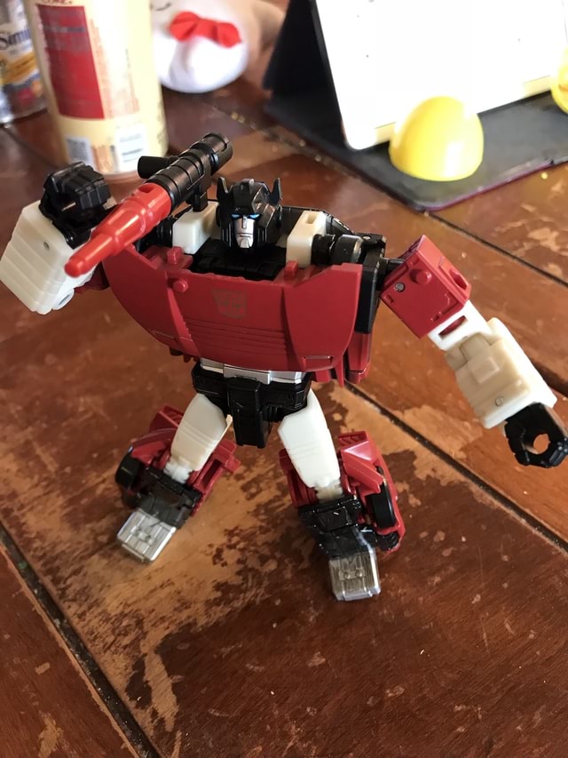 He brandishes a shoulder mounted rocket launcher and an electron rifle ...