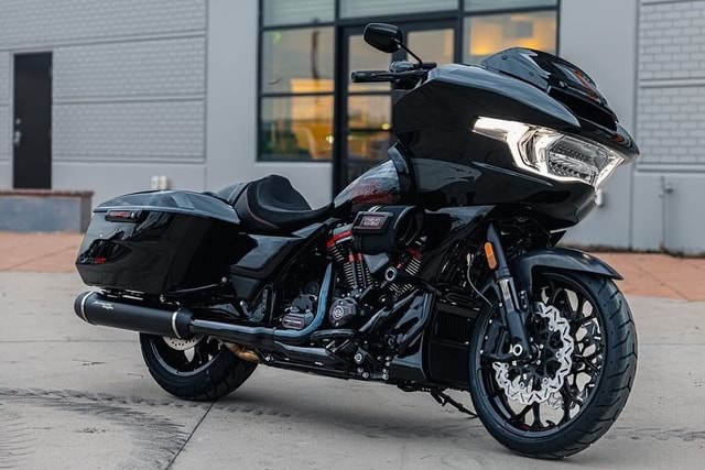 @matt_laidlaw tell us all about the 2024 @harleydavidson CVO Road Glide ...