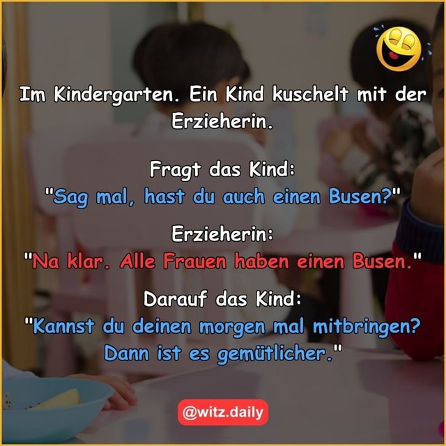 Im Kindergarten. Ein Kind' kuschelt mit der Erzieherin. Fragt das Kind