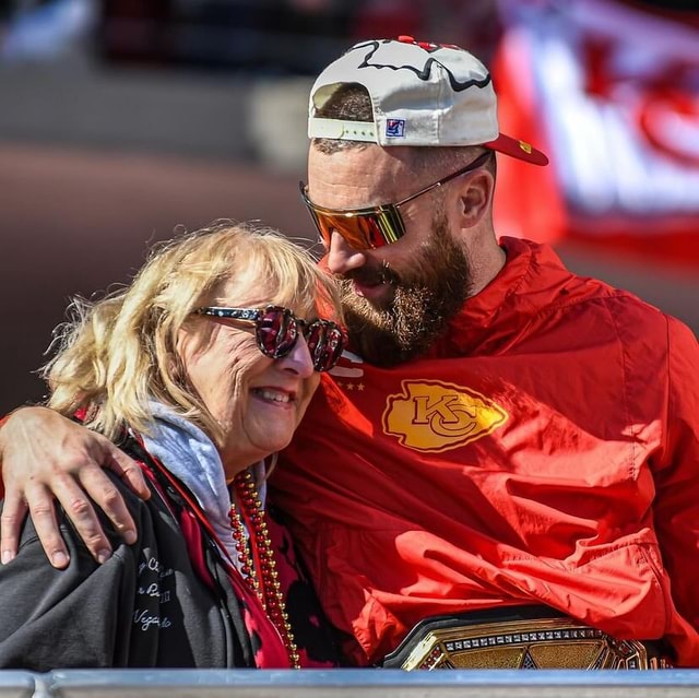 Travis Kelce and Mamma Kelce ️ Photos from: @traviskelcefan87 - America ...