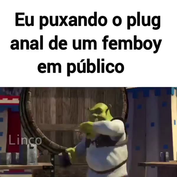 Eu puxando o plug anal de um femboy em público