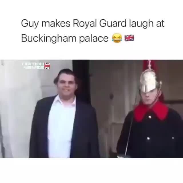 Guy makes Royal Guard laugh at Buckingham palace am iFunny