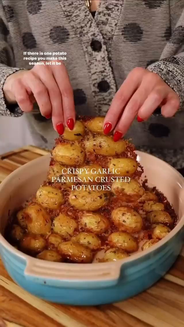 Holy potatoes… these Crispy Garlic Parmesan Crusted Potatoes look
