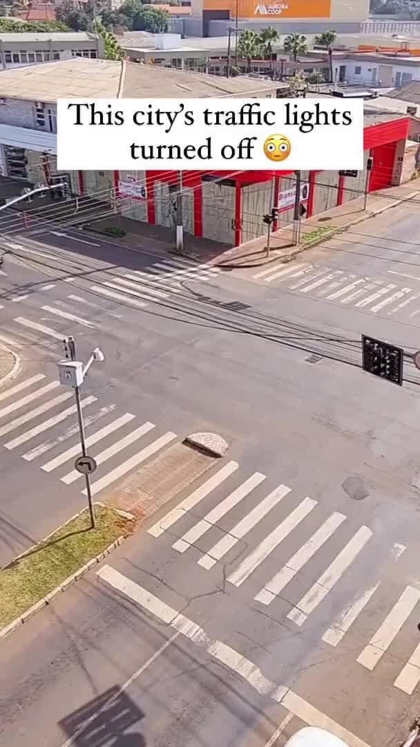 This city's traffic lights turned off iFunny
